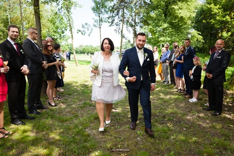 Maminka vede ženicha, svatební obřad