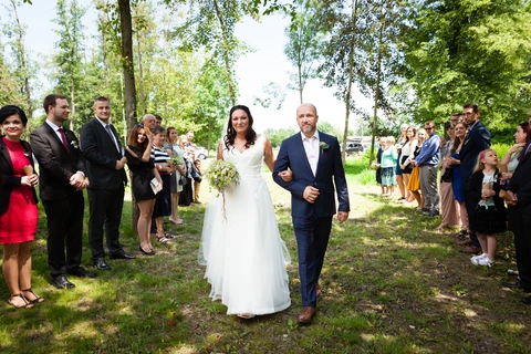 Tatínek vede dceru nevěstu, svatební obřad