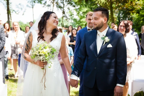 Romantický úsměv nevěsty na ženicha, svatební obřad