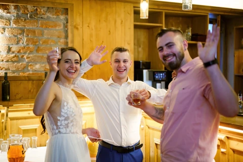 Novomanželé popíjí