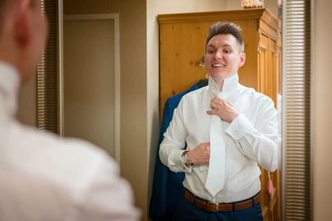 Vázání kravaty, příprava ženicha