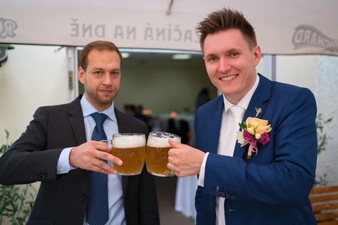 Ženich s kamarádem pijí pivo