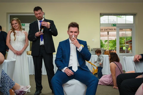 Ženich ochutnává různá piva, hotel Lepold