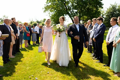 Nevěsta jde s rodiči k obřadu