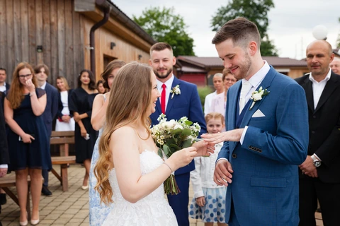 Nevěsta nasazuje prstýnek ženichovi