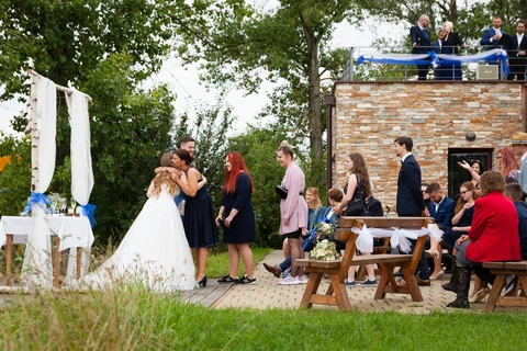 Nevěsta se ženichem přijímají gratulace