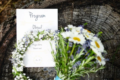 Detail na svatební kytici a kartičku s programem svatby