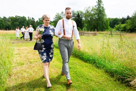 Maminka vede ženicha na obřad