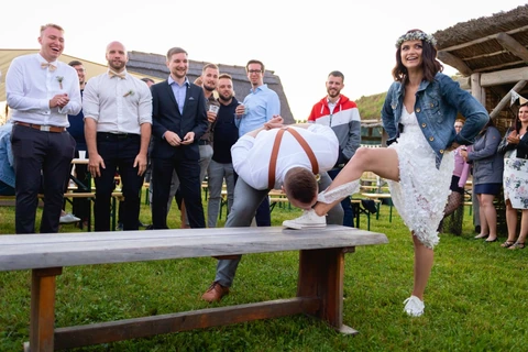 Ženich sundává nevěstě podvazek