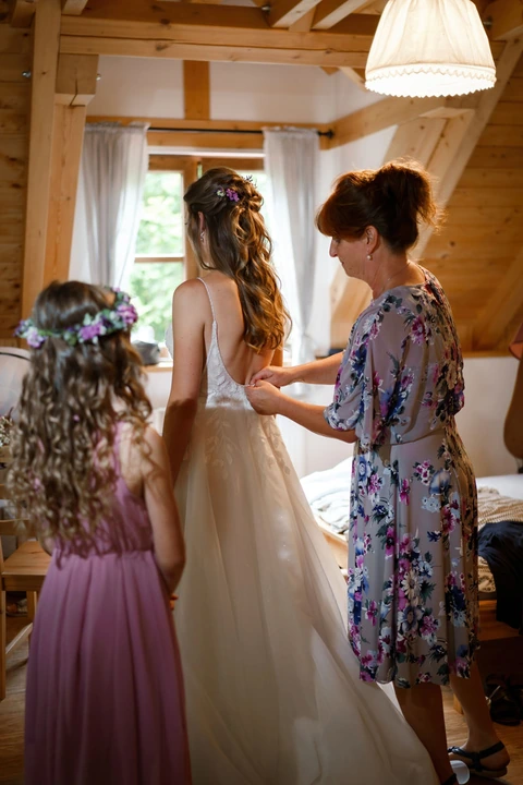 Maminka zapíná nevěstě šaty, Široký důl