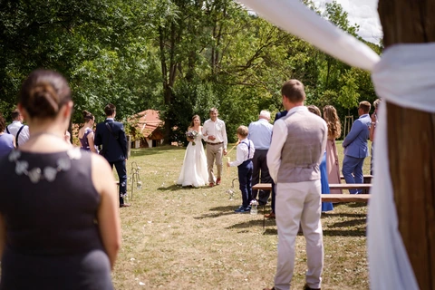 Tatínek vede nevěstu k místu obřadu, Široký důl