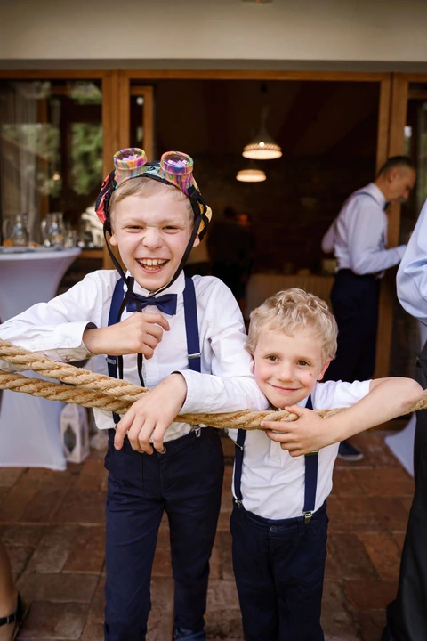 Kluci na svatbě se smějí na fotografa, Široký důl