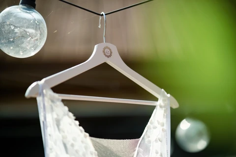 Detail ramínka se šaty nevěsty