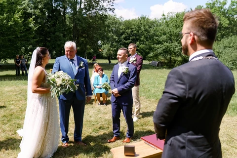 Tatínek vede nevěstu k místu obřadu