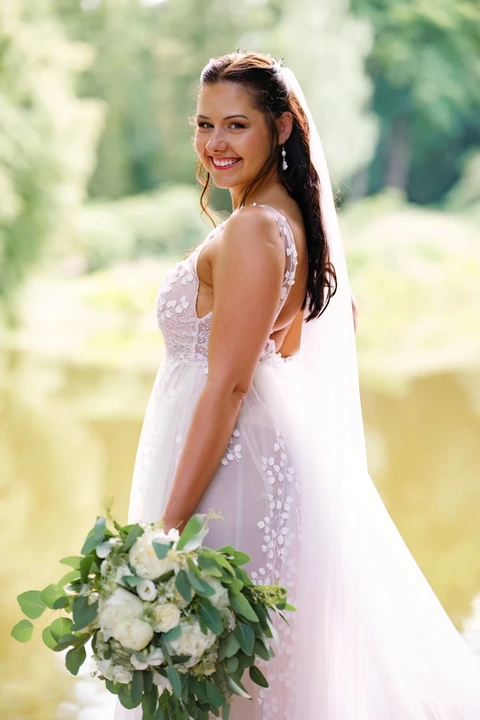 Portrét nevěsty, směje se