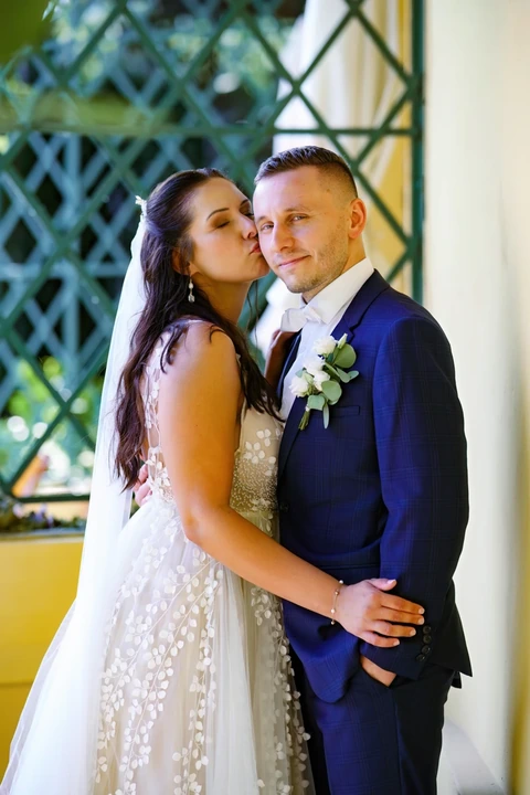Nevěsta líbá ženicha na tvář, zámek Slatiňany