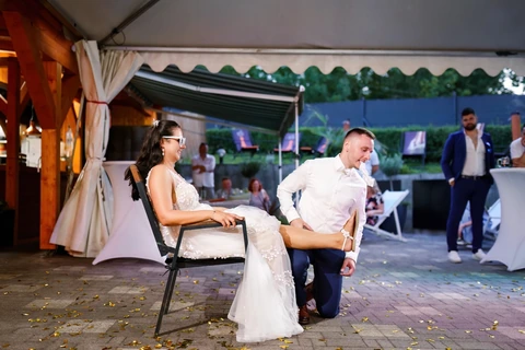 Ženich sundává podvazek pusou