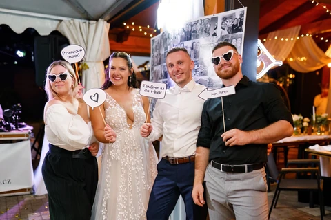 Legrační fotka novomanželů se svatebními hosty
