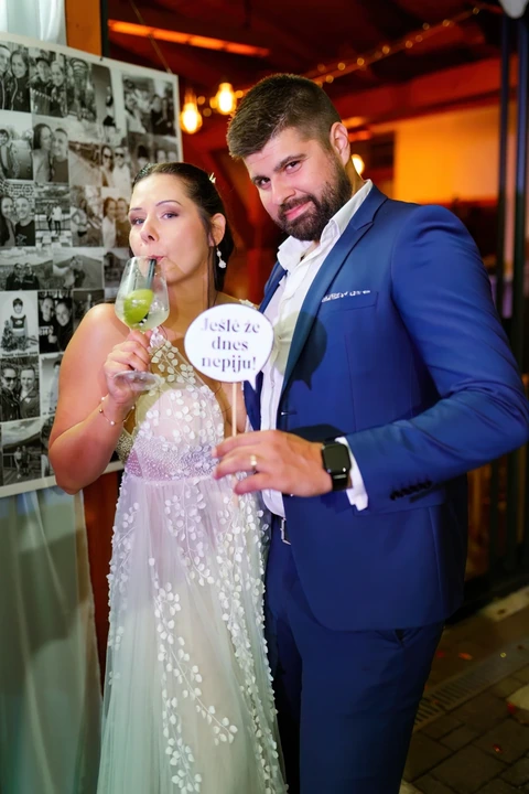 Nevěsta s kamarádem, legrační fotka