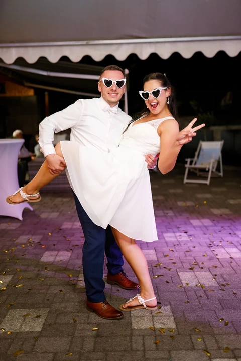 Nevěsta se ženichem tancují