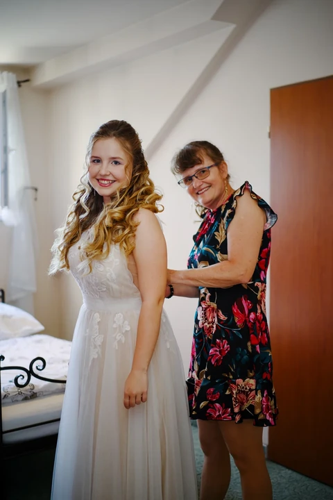 Maminka zapíná šaty nevěstě, restaurace Na Výsluní