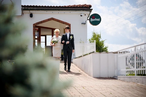 Maminka vede ženicha k místu obřadu, restaurace Na Výsluní
