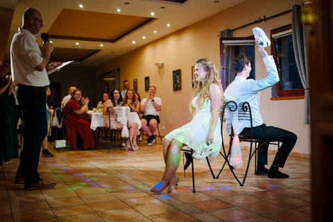 Novomanželé hrají hru zvedání bot