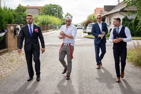 Ženich jde s kamarády ulicí