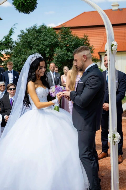Nevěsta nasazuje ženichovi prstýnek