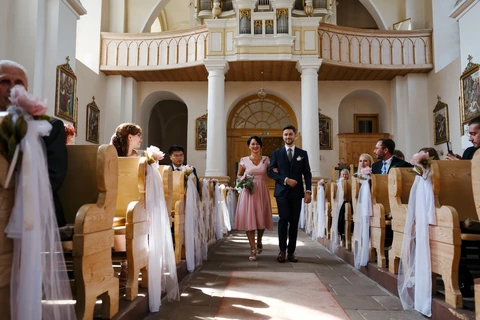 Maminka vede ženicha k místu obřadu, Harrachov