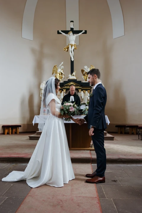 Obřad v kostele v Harrachově