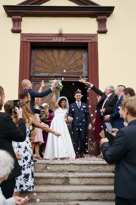 Novomanželé vychází z kostela