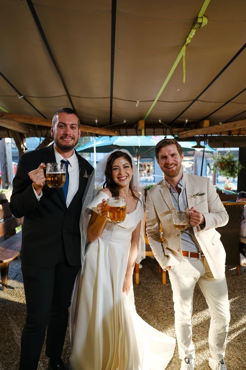 Nevěsta s kamarády pije pivo