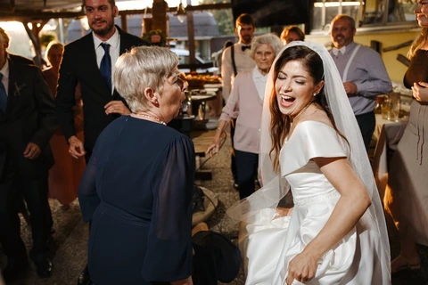 Nevěsta tancuje s maminkou