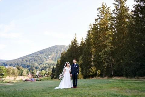 Novomanželé stojí na sjezdovce, Harrachov