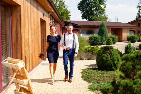 Sestra vede ženicha k obřadu