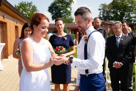 Nasazování prstýnku ženichovi
