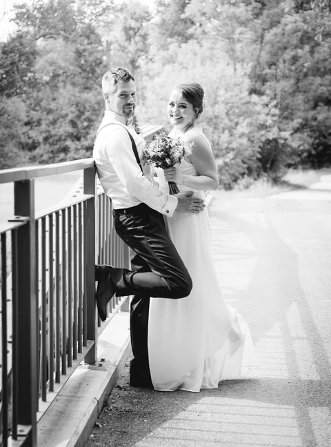 Portrét nevěsty a ženicha u zábradlí