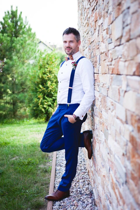 Ženich opřený zeď