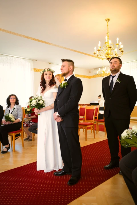 Nevěsta kouká na ženicha, obřadní síň