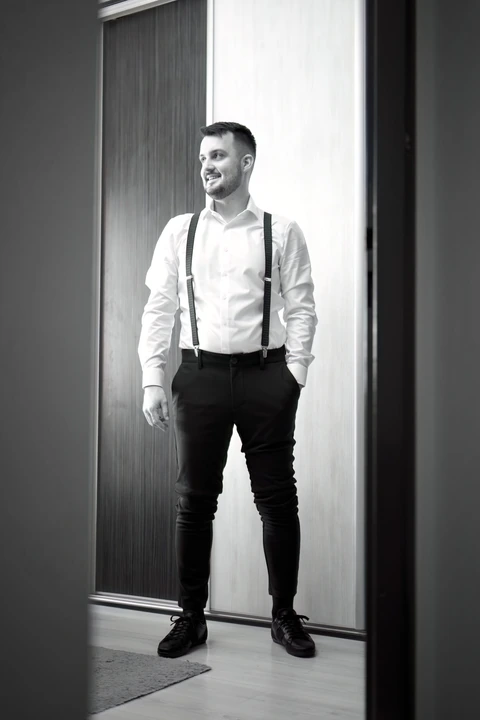 Černobílý portrét ženicha