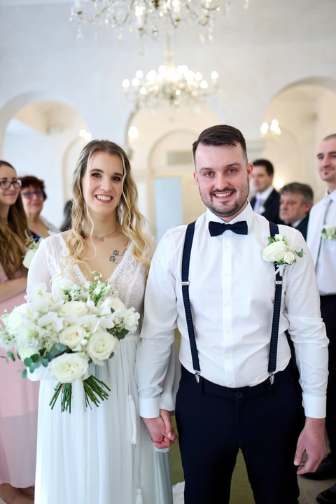 Novomanželé v obřadní síni