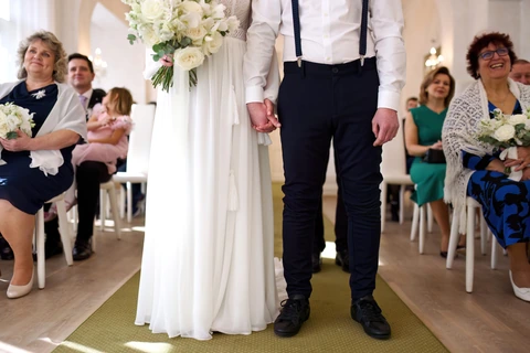 Detail na ruce novomanželů během obřadu
