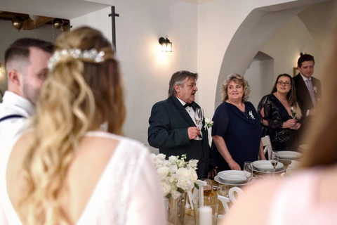 Tatínek přeje novomanželům