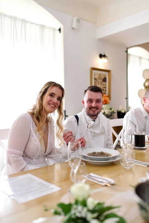 Nevěsta ukazuje fotografovi děravou lžíci, polévka