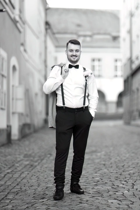Černobílý portrét ženicha