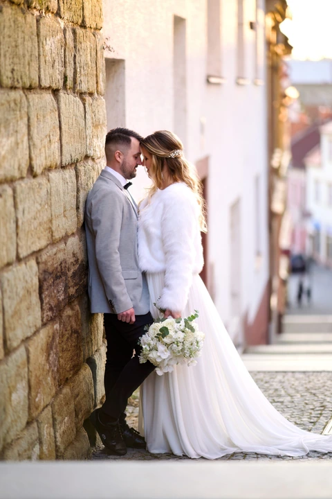 Novomanželé stojí čelem k sobě a fotí se, Široké schody