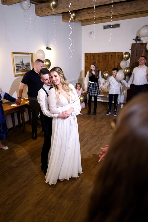 Novomanželé tancují svůj první tanec, Tlustá Kachna