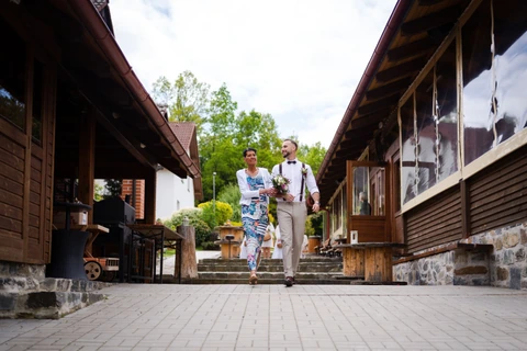 Maminka vede ženicha k místu obřadu, farma Heroutice.