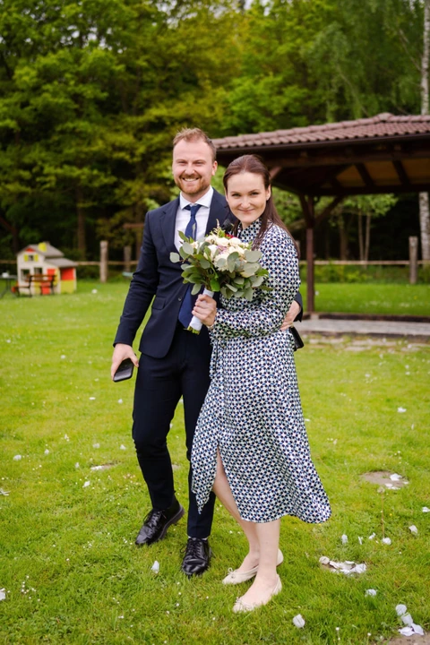 Dáma co chytla kytici se fotí s přítelem, farma Heroutice.